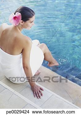 Banco de Imagem - mulher,   imergindo, 
  dela,   dedos 
pé,   piscina, 
  branca. fotosearch 
- busca de fotos, 
imagens e clipart