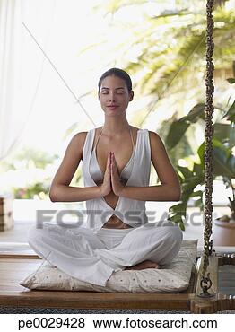 Banco de Imagem - mulher,  ioga. 
fotosearch - busca 
de fotos, imagens 
e clipart