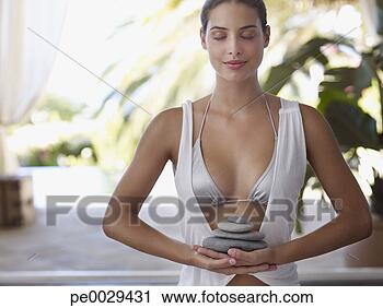 Arquivo de Fotografia - mulher,  meditar, 
 pilha,  pedras. 
fotosearch - busca 
de fotos, imagens 
e clipart