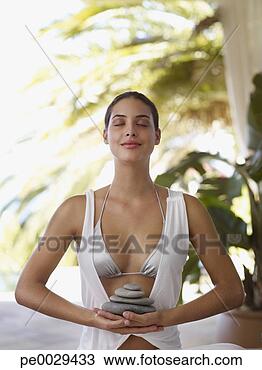 Banco de Imagem - mulher,  meditar, 
 pilha,  pedras. 
fotosearch - busca 
de fotos, imagens 
e clipart