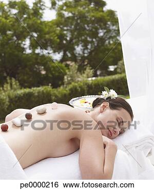 Banco de Imagem - mulher,   mentindo, 
  baixo,   pedras, 
  costas,   ao 
ar livre. fotosearch 
- busca de fotos, 
imagens e clipart