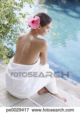 Foto - mulher,  piscina, 
 branca,  toalha, 
 ao redor,  dela. 
fotosearch - busca 
de fotos, imagens 
e clipart
