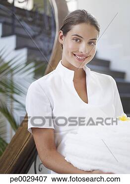 Foto - mulher,  segurando, 
 pilha,  toalhas. 
fotosearch - busca 
de fotos, imagens 
e clipart