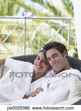 Banco de Imagem - par,  relaxante, 
 bathrobes. fotosearch 
- busca de fotos, 
imagens e clipart