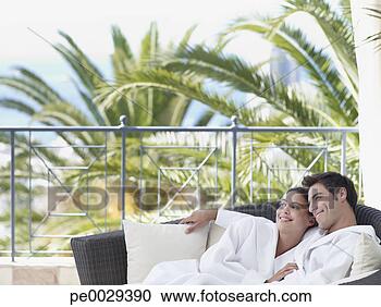Arquivo de Fotografias - par,  relaxante, 
 bathrobes. fotosearch 
- busca de fotos, 
imagens e clipart
