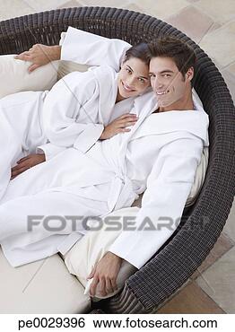 Banco de Imagem - par,  relaxante, 
 bathrobes. fotosearch 
- busca de fotos, 
imagens e clipart