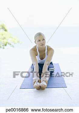 Banco de Imagem - mulher,  ioga. 
fotosearch - busca 
de fotos, imagens 
e clipart