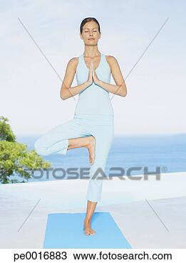 Banco de Imagem - mulher,  ioga. 
fotosearch - busca 
de fotos, imagens 
e clipart