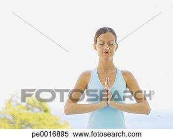 Banco de Imagem - mulher,  ioga. 
fotosearch - busca 
de fotos, imagens 
e clipart