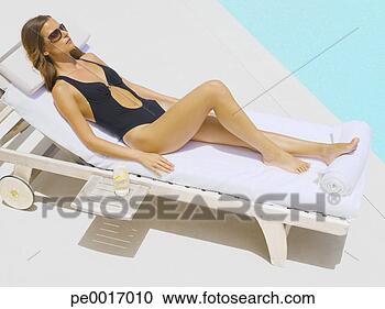 Arquivo de Fotografias - mulher,  sunbathing, 
 óculos de sol. 
fotosearch - busca 
de fotos, imagens 
e clipart