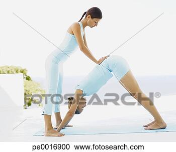 Arquivo de Fotografias - mulheres,  ioga. 
fotosearch - busca 
de fotos, imagens 
e clipart
