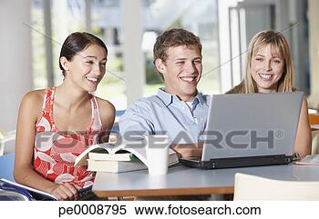 Banco de Imagem - grupo,  estudantes, 
 laptop. fotosearch 
- busca de fotos, 
imagens e clipart