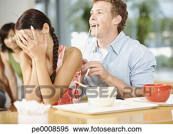 Banco de Imagem - jovem,   adultos, 
  comer,   tigelas, 
  noodles,   chopsticks. 
fotosearch - busca 
de fotos, imagens 
e clipart