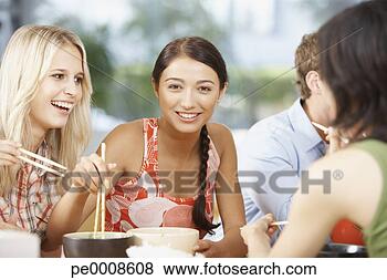 Banco de Imagem - jovem,   adultos, 
  comer,   tigelas, 
  noodles,   chopsticks. 
fotosearch - busca 
de fotos, imagens 
e clipart