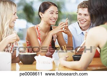 Arquivo de Fotografia - jovem,   adultos, 
  comer,   tigelas, 
  noodles,   chopsticks. 
fotosearch - busca 
de fotos, imagens 
e clipart