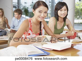 Banco de Imagem - jovem,  mulher, 
 comer,  tigela, 
 noodles,  chopsticks, 
 cafeteria. fotosearch 
- busca de fotos, 
imagens e clipart