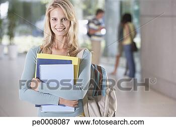 Foto - jovem,  mulher, 
 escola,  escola, 
 livros. fotosearch 
- busca de fotos, 
imagens e clipart