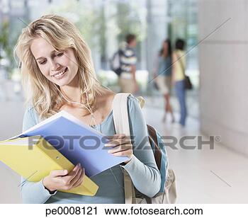 Arquivo de Fotografia - jovem,  mulher, 
 escola,  escola, 
 livros. fotosearch 
- busca de fotos, 
imagens e clipart