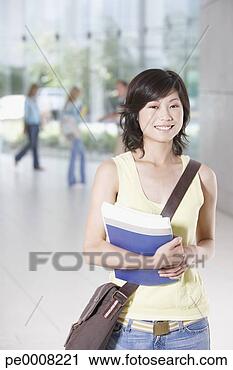 Arquivo de Fotografia - jovem,  mulher, 
 escola,  escola, 
 livros. fotosearch 
- busca de fotos, 
imagens e clipart