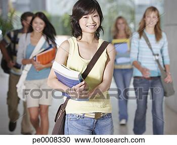 Arquivo de Fotografias - jovem,  mulher, 
 escola,  escola, 
 livros. fotosearch 
- busca de fotos, 
imagens e clipart