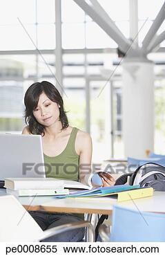 Banco de Imagem - jovem,  mulher, 
 laptop,  livros, 
 escola. fotosearch 
- busca de fotos, 
imagens e clipart