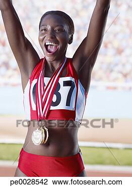 Banco de Imagem - atleta,  alegrando, 
 três,  medalhas, 
 ao redor,  pescoço. 
fotosearch - busca 
de fotos, imagens 
e clipart