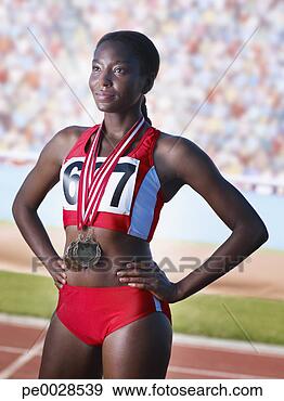 Arquivo Fotográficos - atleta,  ficar, 
 orgulhosamente, 
 três,  medalhas, 
 ao redor,  pescoço. 
fotosearch - busca 
de fotos, imagens 
e clipart
