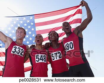 Arquivo de Fotografia - quatro,  atletas, 
 alegrando,  junto, 
 americano,  bandeira. 
fotosearch - busca 
de fotos, imagens 
e clipart