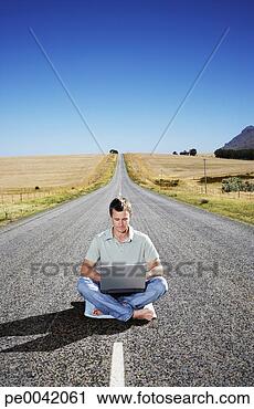 Arquivo de Fotografia - homem,  laptop, 
 meio,  estrada. 
fotosearch - busca 
de fotos, imagens 
e clipart