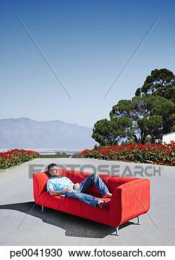 Arquivo de Fotografias - homem,  lounging, 
 sofá,  estrada. 
fotosearch - busca 
de fotos, imagens 
e clipart
