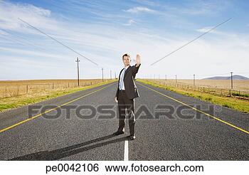 Banco de Imagem - homem negócios, 
 meio,  estrada, 
 parando,  tráfego. 
fotosearch - busca 
de fotos, imagens 
e clipart