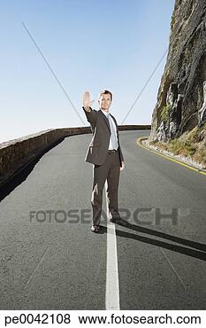 Banco de Imagem - homem negócios, 
 meio,  estrada, 
 parando,  tráfego. 
fotosearch - busca 
de fotos, imagens 
e clipart