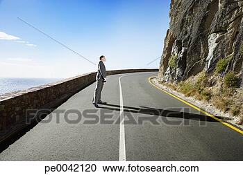Arquivo de Fotografias - homem negócios, 
 meio,  estrada, 
 peeking,  ao 
redor,  canto. 
fotosearch - busca 
de fotos, imagens 
e clipart