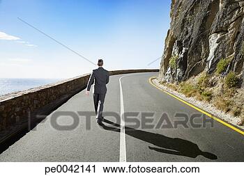 Arquivo de Fotografia - homem negócios, 
 meio,  estrada, 
 andar,  afastado. 
fotosearch - busca 
de fotos, imagens 
e clipart