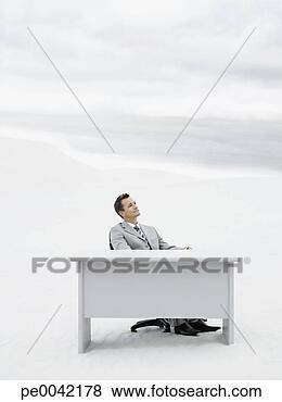 Banco de Imagem - homem negócios, 
 meio,  nenhuma 
parte,  seu,  
escrivaninha. 
fotosearch - busca 
de fotos, imagens 
e clipart