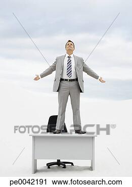 Arquivo de Fotografia - homem negócios, 
 meio,  nenhuma 
parte,  seu,  
escrivaninha. 
fotosearch - busca 
de fotos, imagens 
e clipart
