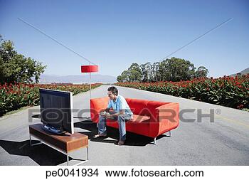 Banco de Imagem - homem,  observar, 
 televisão,  sofá, 
 estrada. fotosearch 
- busca de fotos, 
imagens e clipart