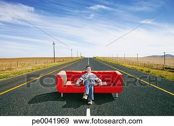 Arquivo Fotográficos - homem,  relaxante, 
 sofá,  estrada. 
fotosearch - busca 
de fotos, imagens 
e clipart
