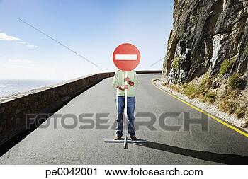 Arquivo de Fotografia - homem,  segurando, 
 sinal,  meio, 
 estrada. fotosearch 
- busca de fotos, 
imagens e clipart