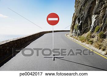 Foto - único,  rua,  
sinal,  desolado, 
 estrada. fotosearch 
- busca de fotos, 
imagens e clipart