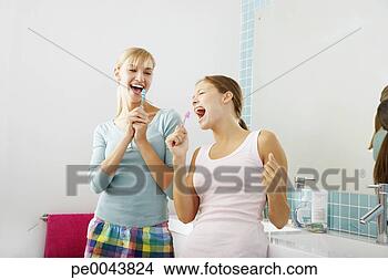Banco de Imagem - dois,  namoradas, 
 banheiro,  junto, 
 cantando. fotosearch 
- busca de fotos, 
imagens e clipart