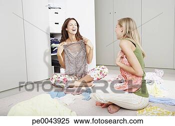 Banco de Imagem - dois,  namoradas, 
 quarto,  ir, 
 através,  armário. 
fotosearch - busca 
de fotos, imagens 
e clipart