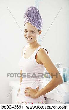 Arquivo de Fotografia - jovem,  mulher, 
 banheiro. fotosearch 
- busca de fotos, 
imagens e clipart