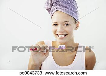 Banco de Imagem - jovem,  mulher, 
 escovar,  dela, 
 dentes. fotosearch 
- busca de fotos, 
imagens e clipart