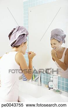 Banco de Imagem - jovem,  mulher, 
 escovar,  dela, 
 dentes. fotosearch 
- busca de fotos, 
imagens e clipart