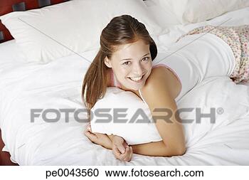 Arquivo de Fotografias - jovem,  mulher, 
 mentindo,  cama. 
fotosearch - busca 
de fotos, imagens 
e clipart