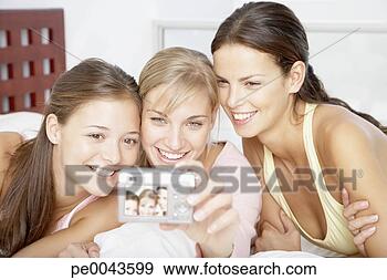 Arquivo Fotográficos - três,  namoradas, 
 levando,  quadros. 
fotosearch - busca 
de fotos, imagens 
e clipart
