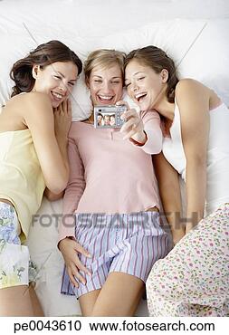 Arquivo de Fotografias - três,  namoradas, 
 levando,  quadros. 
fotosearch - busca 
de fotos, imagens 
e clipart