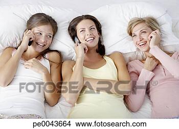 Banco de Imagem - três,  namoradas, 
 seu,  celular, 
 telefones. fotosearch 
- busca de fotos, 
imagens e clipart