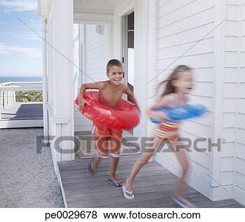 Banco de Imagem - dois,   jovem, 
  crianças,   
partindo,   praia, 
  casa,   natação. 
fotosearch - busca 
de fotos, imagens 
e clipart
